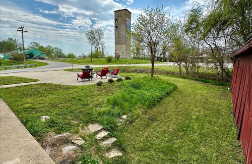 Hermann Apartment | McKittrick Suite - Loft Stay on Katy Trail in Historic Mercantile, 4 min Hermann