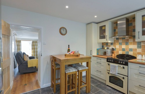 Lympstone Cottage | MEADOW VIEW COTTAGE, pet friendly, with a garden in Lympstone