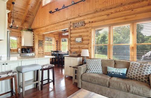 La Follette Cabin | Meadow View Heights Deerfield Resort near winery & golf course