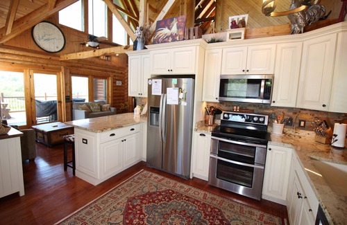 La Follette Cabin | Meadow View Heights Deerfield Resort near winery & golf course