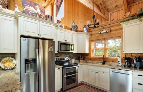 La Follette Cabin | Meadow View Heights Deerfield Resort near winery & golf course