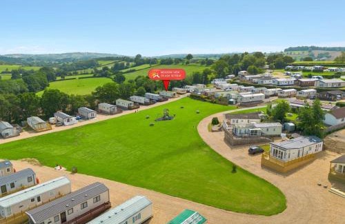 Newton Saint Cyres Ski Chalet | Meadow View Splash Retreat - Heated Communal Swimming Pool & Fishing Nearby