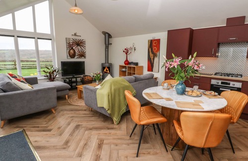Lamorna Cottage | MEADOWSIDE, pet friendly, with hot tub in Mousehole