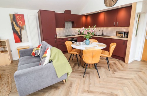 Lamorna Cottage | MEADOWSIDE, pet friendly, with hot tub in Mousehole