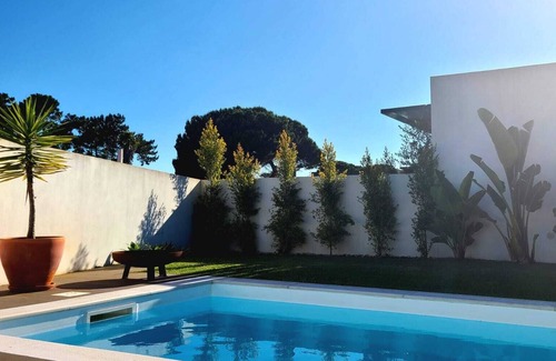 Fornos House | Meco Beach and Pool Villa