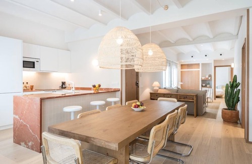 El Guinardo Apartment | Mediterranean home with 4 bedrooms and 3 bathrooms