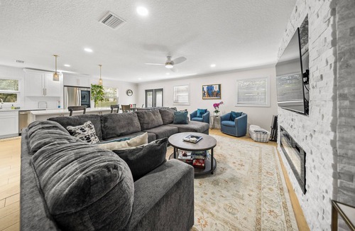 Carrollwood House | Mediterranean Oasis! Pool, Putt Putt, & Grill!