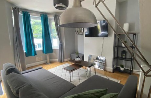 Gillingham Apartment | Medway Getaway - 3 Bed Home with Luxury Bathroom