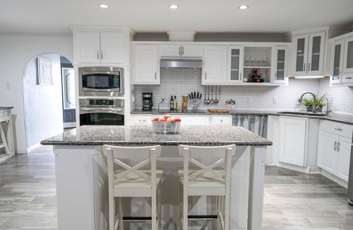 Irving House | Mega House: 7 bed 3 bath! King & Queen beds!