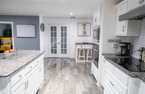 Irving House | Mega House: 7 bed 3 bath! King & Queen beds!