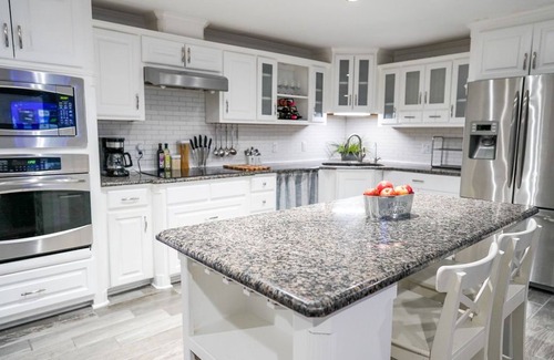 Irving House | Mega House: 7 bed 3 bath! King & Queen beds!