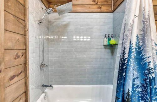 Rocky Grove House | Mega Spa, Fire Pit, Views, sleep 18, Arcade, Karaoke, Gaming System