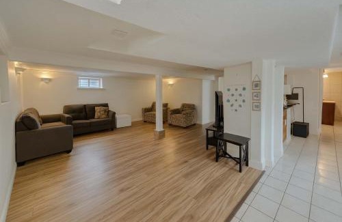 Saanich East Bed & Breakfast | Melrose Place Poolside Hideaway Basement Suite Sleeps 6 plus