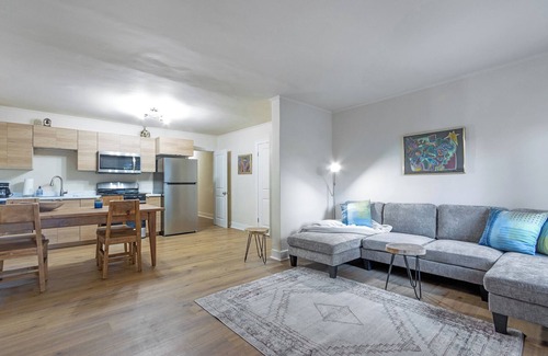 Melrose Apartment | Melrose Village Charmer. Walk to world famous shopping and restaurants.