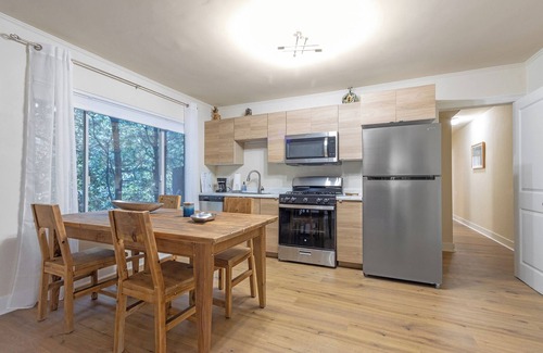 Melrose Apartment | Melrose Village Charmer. Walk to world famous shopping and restaurants.