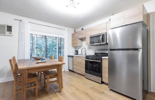 Melrose Apartment | Melrose Village Charmer. Walk to world famous shopping and restaurants.