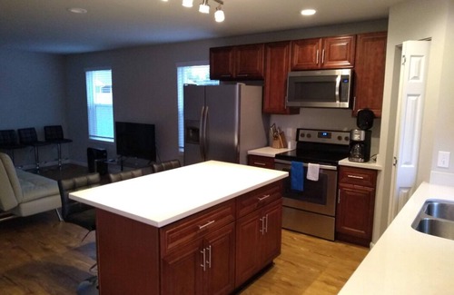 Renton House | ⁑ Memory Foam Beds, Blackout Curtains & Smart TV