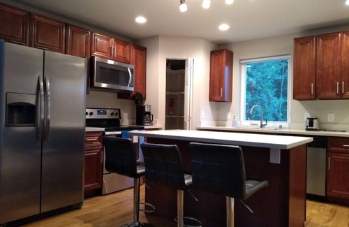 Renton House | ⁑ Memory Foam Beds, Blackout Curtains & Smart TV