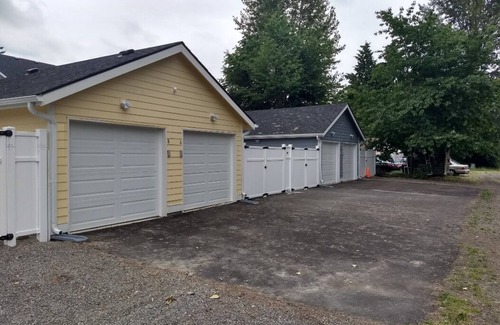 Renton House | ⁑ Memory Foam Beds, Blackout Curtains & Smart TV