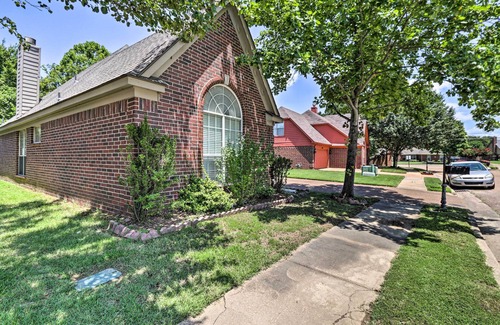 Lakes of Forest Hill Cottage | Memphis House w/Yard 25 Minutes to Beale Street!