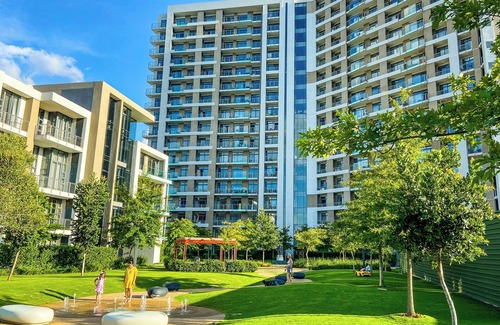 Pretoria House | Menlyn Maine Residence king sized bed studio - Central Park