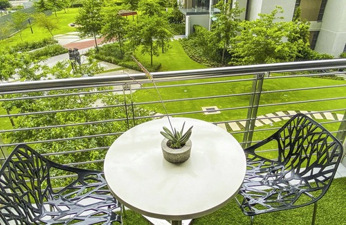 Pretoria House | Menlyn Maine Residence king sized bed studio - Central Park