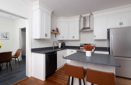 Lexington House | Mentelle Park Place- Clean Home-Walk to Breweries.
