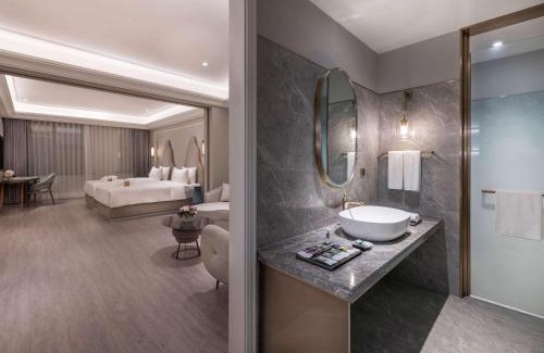 Huangpu Hotel | Mercure Shanghai Yu Garden On the Bund - 5 mins taxi to Nanjing Road and Bund