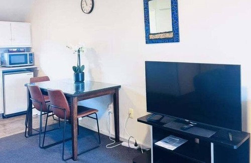 Merivale Apartment | Merivale Court One Bedroom Apartment-Unit 7