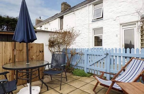 Llithfaen Cottage | MERLIN, pet friendly, character holiday cottage in Llithfaen