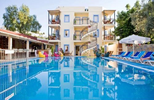 Bodrum City Center Apartment | Merve Apartments, your home from home in central BODRUM, street cats frequent the property, not all apartments have balconies , ground floor have terrace with table and chairs