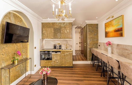 Paris City Center Apartment | Merveil Luxury Suite - Louvre Rousseau