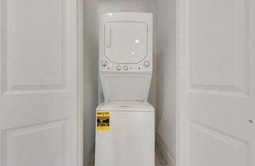 Downtown Dallas Apartment | Metro View 2BR I Parking I King Bed I Workspace