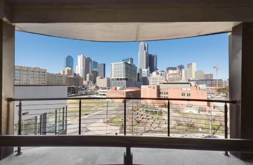 Downtown Dallas Apartment | Metro View 2BR I Parking I King Bed I Workspace