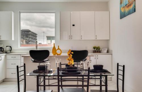 Downtown Dallas Apartment | Metro View 2BR I Parking I King Bed I Workspace