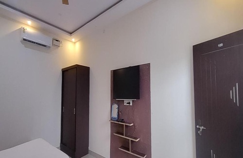 Lakshmishanagara Hotel | MG Residency