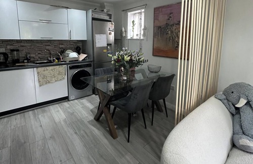 Alibon Apartment | Mi Casa Sleeps 4 with Park Views