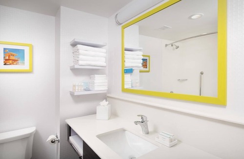 Seybold Hotel | Miami Airport East Stay | 1 King Bed | Fitness Center