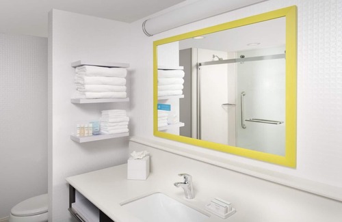 Seybold Hotel | Miami Airport East Stay | 1 King Bed | Fitness Center