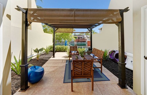 Miami Lakes House | Miami Lakes Waterfront Townhome Conveniently Located