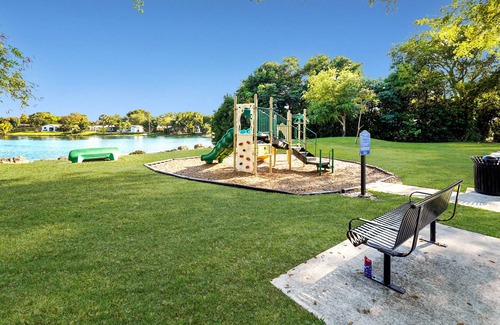 Miami Lakes House | Miami Lakes Waterfront Townhome Conveniently Located