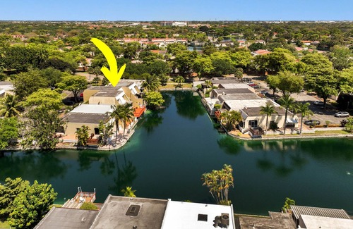 Miami Lakes House | Miami Lakes Waterfront Townhome Conveniently Located