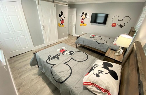 West Kissimmee House | Mickeys Pearl - Phenomenal 7BR with 4 Master Suites Privacy Pool & Hot Tub Gas BBQ - 2 miles to Disney