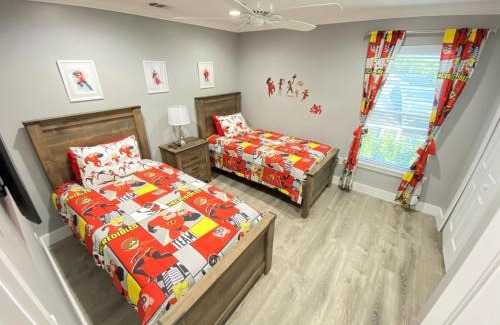 West Kissimmee House | Mickeys Pearl - Phenomenal 7BR with 4 Master Suites Privacy Pool & Hot Tub Gas BBQ - 2 miles to Disney