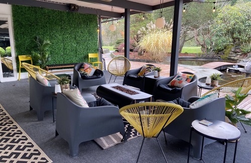 Pleasant Valley House | Mid century 7 acre private property 20 minutes from PDX airport