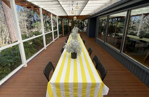 Pleasant Valley House | Mid century 7 acre private property 20 minutes from PDX airport