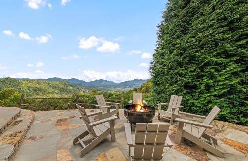 Waynesville House | Mid-Century Decor Cabin with Stunning Views