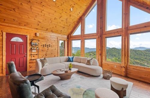 Waynesville House | Mid-Century Decor Cabin with Stunning Views