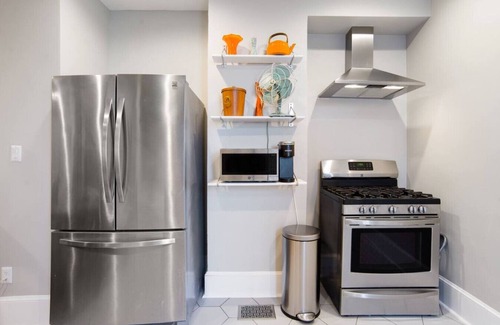 Truxton Circle Condo | Mid-Century Marvel Steps from Restaurants and Bars