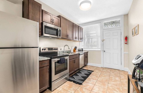 Brush Park Apartment | Mid Century Modern 1 Bedroom Apt w Mesh WiFi